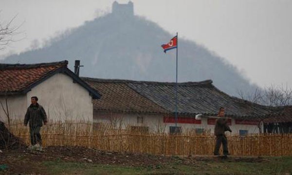 Cuộc sống ở khu vực biên giới Trung - Triều vẫn diễn ra như bình thường. Ảnh:Reuters.