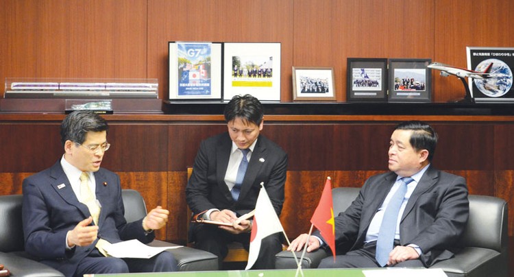 Bộ trưởng Bộ Kế hoạch và Đầu tư Nguyễn Chí Dũng hội đàm với Bộ trưởng Bộ Giao thông Quốc thổ Nhật Bản Kenichi Ishi     