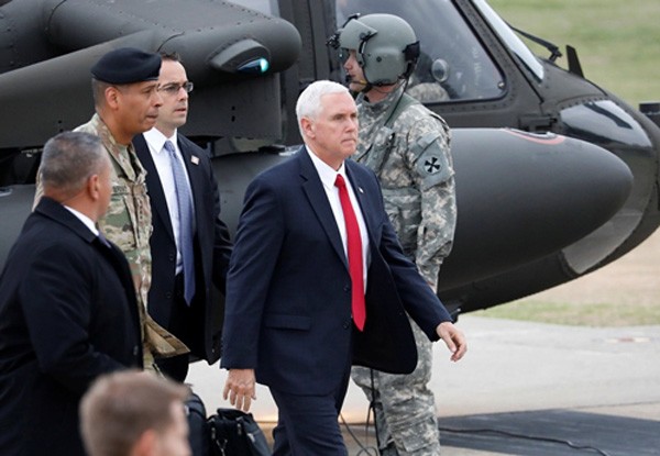 Phó tổng thống Mỹ Mike Pence tới Camp Bonifas, gần làng đình chiến Panmunjom, Paju, Hàn Quốc. Ảnh:Reuters.