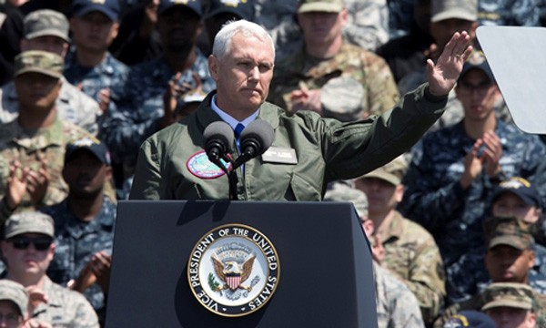 Phó tổng thống Mỹ Mike Pence phát biểu trên tàu USS Ronald Reagan. Ảnh:Reuters.