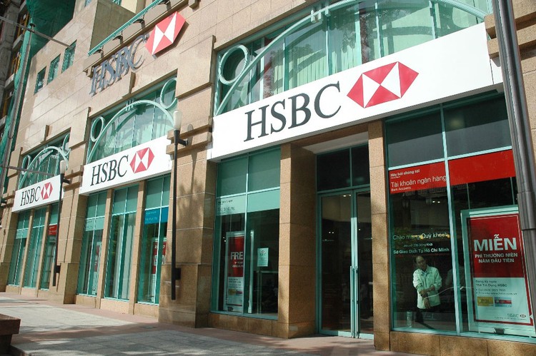 Cao Thị Anh đã mở thẻ cho 15 cá nhân không đủ điều kiện vay tiền khiến HSBC bị thất thoát 1,7 tỷ đồng. Ảnh: T. Phương