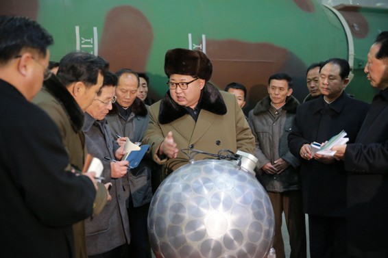 Nhà lãnh đạo Triều Tiên Kim Jong Un tới thị sát một cơ sở sản xuất tên lửa và thiết bị hình cầu màu trắng trong ảnh được cho là đầu đạn hạt nhân. (Ảnh: KCNA)