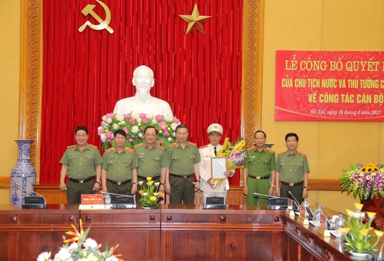 Lãnh đạo Bộ Công an trao quyết định và chúc mừng Trung tướng Trần Văn Vệ. Ảnh MPS