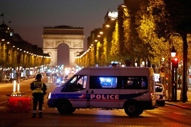 Vụ xả súng xảy ra trên đại lộ Champs-Elysées. (Ảnh: Reuters)