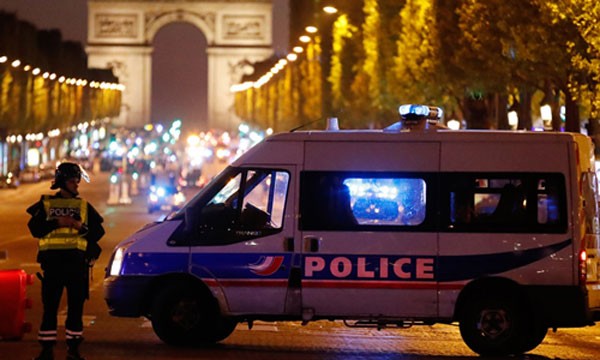 Cảnh sát Paris phong tỏa hiện trường vụ xả súng tối 20/4. Ảnh:Reuters