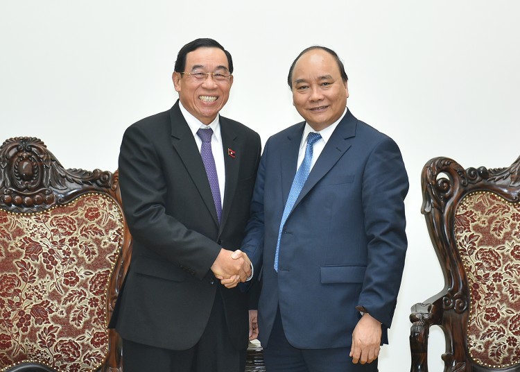 Thủ tướng Nguyễn Xuân Phúc tiếp Bộ trưởng Công chính và Vận tải Lào Bounchan Sinthavong. Ảnh: VGP/Quang Hiếu