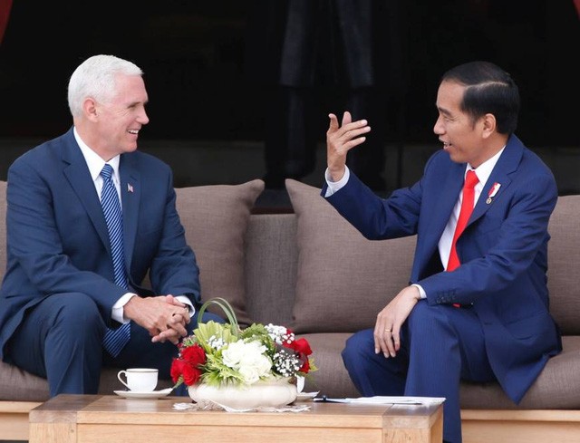 Tổng thống Indonesia Joko Widodo (phải) tiếp Phó tổng thống Mỹ Mike Pence tại Jakarta ngày 20/4 (Ảnh: Reuters)