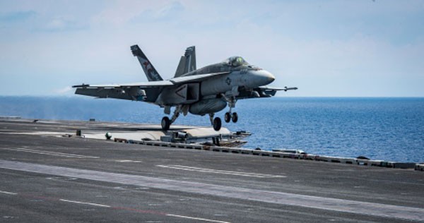 Một chiếc F/A-18E cất cánh từ tàu sân bay USS Carl Vinson hôm 10/4. Ảnh:USNavy