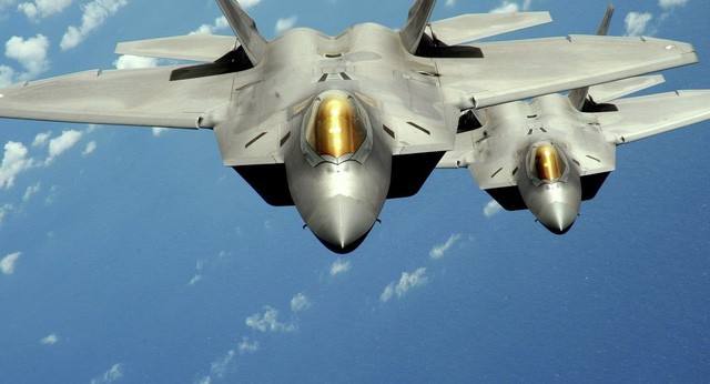 Hai máy bay chiến đấu F-22 Raptor của Không quân Mỹ (Ảnh: Sputnik)