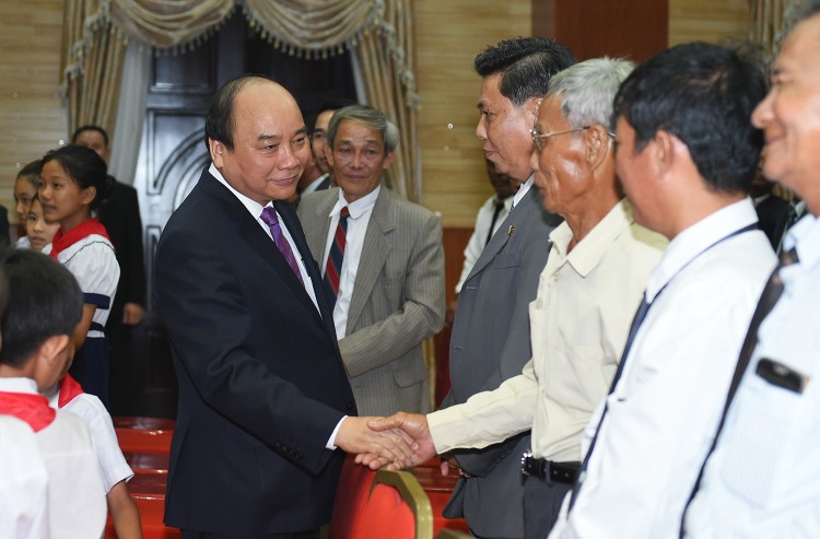 Thủ tướng Nguyễn Xuân Phúc thăm hỏi bà con Việt kiều tại Campuchia. Ảnh: VGP/Quang Hiếu