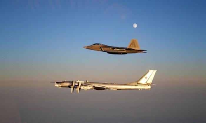 Chiến đấu cơ Mỹ F-22 trong một lần chặn máy bay ném bom Nga Tu-95. Ảnh:US Air Force.