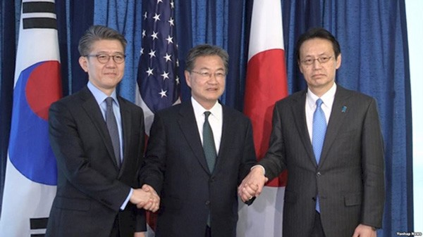 Kim Hong-kyun, đặc phái viên về hòa bình và an ninh bán đảo Triều Tiên (trái),Joseph Yun, đặc phái viên Mỹ (trái) và ông Kenji Kanasugi, vụ trưởng vụ châu Á và châu Đại Dương, Bộ Ngoại giao Nhật (phải) trong cuộc họp tại Bộ Ngoại giao Mỹ hồi tháng hai. Ản