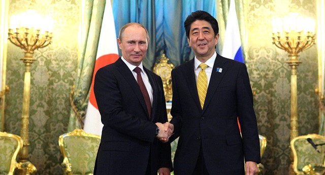 Tổng thống Nga Vladimir Putin (trái) và Thủ tướng Nhật Bản Shinzo Abe bắt tay trước khi bắt đầu hội đàm tại Điện Kremlin ngày 29/4/2013 (Ảnh: Sputnik)