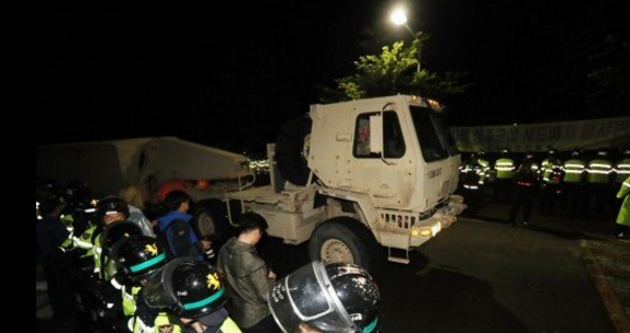 Xe tải chở các bộ phận của THAAD tới điểm triển khai ở Hàn Quốc. (Ảnh: Twitter)
