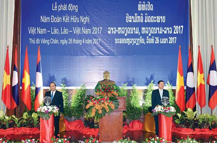 Thủ tướng hai nước phát động Năm Đoàn kết hữu nghị Việt Nam - Lào, Lào - Việt Nam 2017. Ảnh: Quang Hiếu