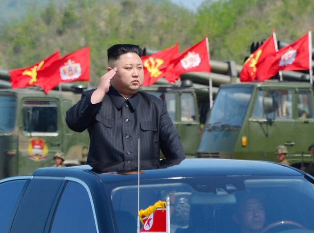 Nhà lãnh đạo Triều Tiên Kim Jong-un thị sát cuộc tập trận quy mô lớn vào ngày 25/4, đúng dịp kỷ niệm 85 năm ngày thành lập quân đội Triều Tiên. (Ảnh: Reuters)