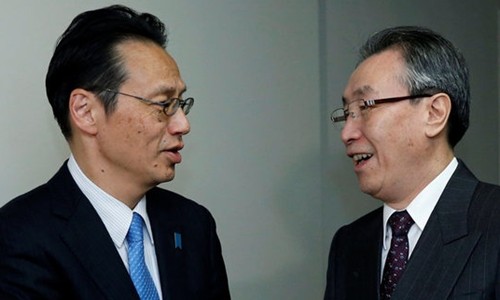 Ông Kenji Kanasugi (trái) và đặc sứ Trung Quốc Vũ Đại Vĩ. Ảnh:Reuters