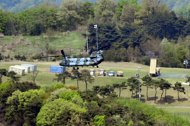Hệ thống tên lửa THAAD đang được triển khai tại Seongju, Hàn Quốc (Ảnh: Reuters)