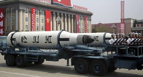 Tên lửa từ tàu ngầm được phô diễn trong cuộc duyệt binh ở Triều Tiên hôm 15/4. Ảnh:AP