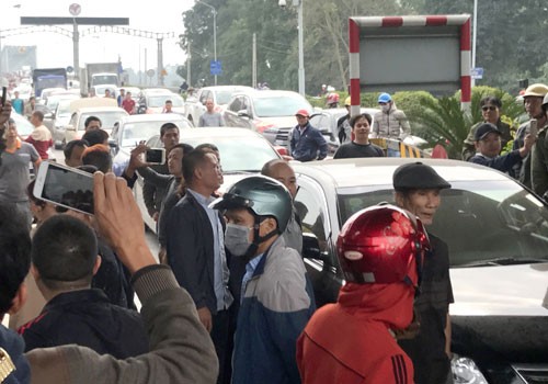 Người dân tập trung phản đối trạm thu phí BOT Bến Thủy 1. Ảnh:Nguyễn Hải