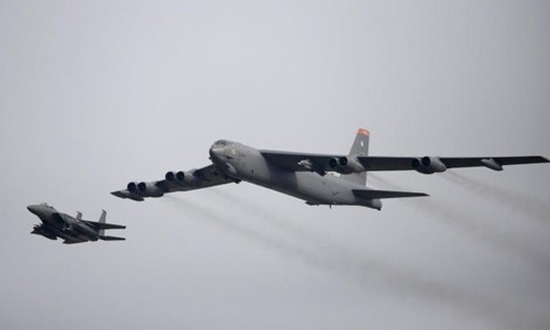 Oanh tạc cơ Mỹ B-52 bay trên căn cứ không quân Osan, Hàn Quốc, hồi tháng 1/2016. Ảnh:Reuters.