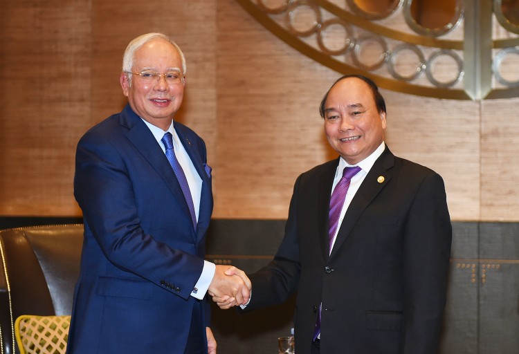 Thủ tướng Nguyễn Xuân Phúc và Thủ tướng Malaysia Najib Razak. Ảnh: VGP/Quang Hiếu