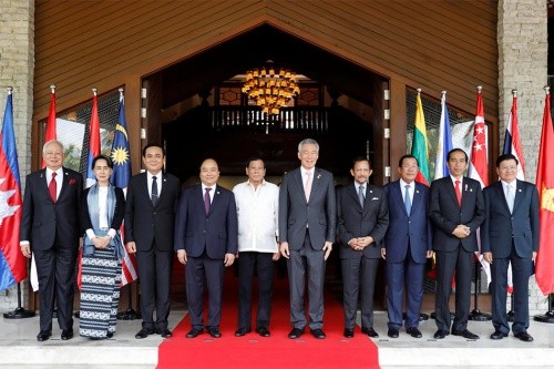 Các lãnh đạo ASEAN hôm qua chụp ảnh tại hội nghị cấp cao ở Manila, Philippines. Ảnh:Reuters