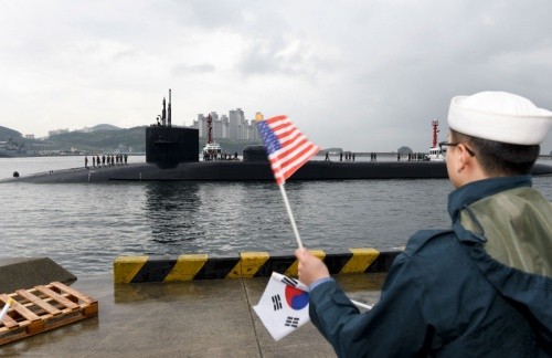 Tàu ngầm Michigan tại cảng Busan. Ảnh:USNavy