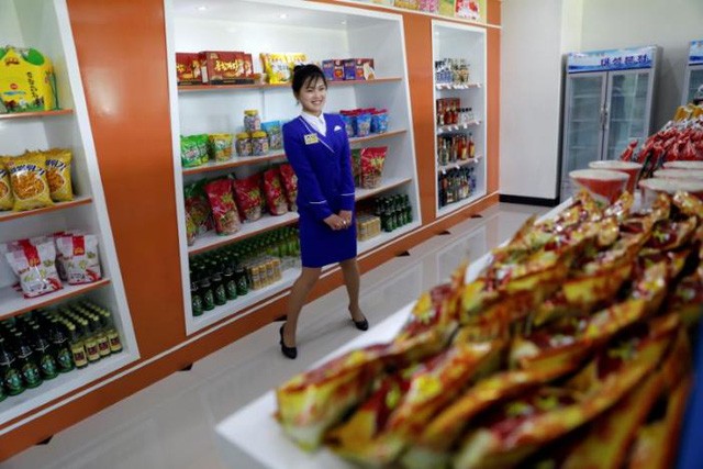 Bên trong một cửa hàng tạp hóa tại một khu chung cư mới được xây dựng ở Bình Nhưỡng, Triều Tiên (Ảnh: Reuters)