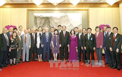 Chủ tịch nước Trần Đại Quang và Đoàn Đại biểu Hội Hữu nghị đối ngoại nhân dân Trung Quốc, Hội Hữu nghị Trung-Việt và thân nhân các nhân sĩ, cán bộ, chuyên gia Trung Quốc có quan hệ hữu nghị với Việt Nam. Ảnh: TTXVN