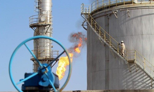 Các nước sản xuất đang nỗ lực giảm dư cung dầu thô toàn cầu. Ảnh:Reuters