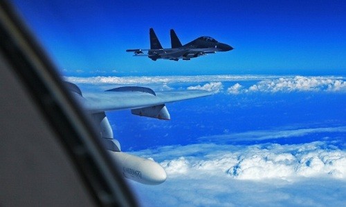 Một chiếc Su-30 Trung Quốc áp sát máy bay dò phóng xạ Mỹ. Ảnh: CNN.
