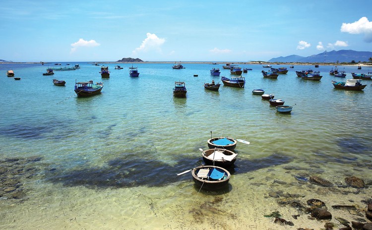 Các chuyên gia của Hiệp hội Du lịch Thế giới cho rằng, vịnh Vân Phong là một trong những thắng cảnh nghỉ ngơi đẹp nhất trong khu vực châu Á. Ảnh: Lê Tiên