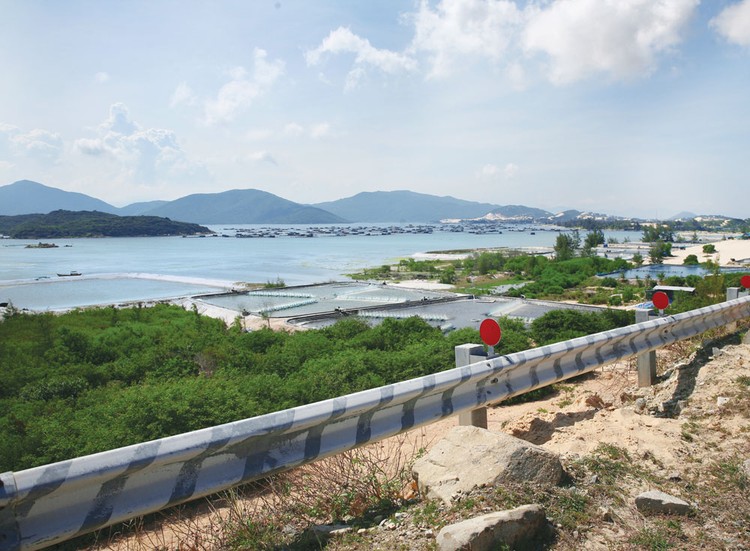 Bắc Vân Phong có lợi thế so sánh về điều kiện phát triển cảng biển quốc tế. Ảnh: Nhã Chi