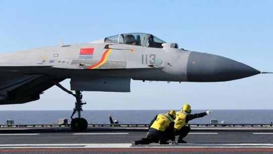 Máy bay chiến đấu chuẩn bị xuất kích từ tàu sân bay Liêu Ninh của Trung Quốc. (Ảnh: SCMP)