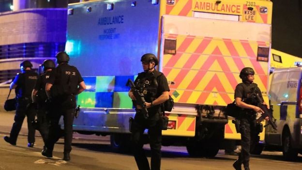 Anh siết chặt an ninh sau vụ tấn công khủng bố nhà thi đấu Manchester tối 22/5. (Ảnh: Reuters)