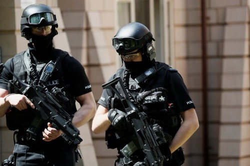 Cảnh sát có vũ trang đứng ngoài một căn hộ gần nơi một người đàn ông bị bắt tại Manchester sau vụ đánh bom. Ảnh:Reuters