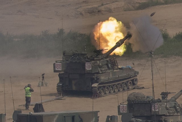 Pháo tự hành K-55 của quân đội Hàn Quốc khai hỏa trong cuộc tập trận tại Paju, khu vực gần biên giới với Triều Tiên hồi tháng 5/2017 (Ảnh: AFP)