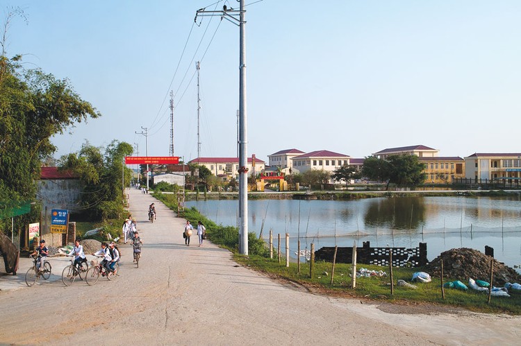 Gói thầu Đường giao thông liên xã Đắk Nuê - Krông Nô huyện Lăk do Ban QLDA Giảm nghèo khu vực Tây Nguyên huyện Lăk làm chủ đầu tư. Ảnh: Lê Tiên