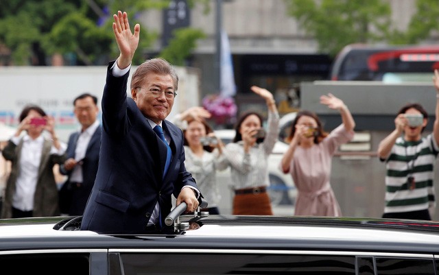 Tổng thống Moon Jae-in vẫy tay chào người dân trong ngày nhậm chức 20/5 (Ảnh: Reuters)