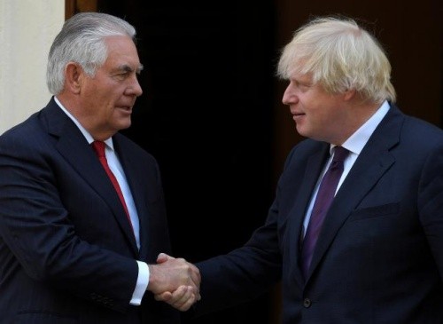 Ngoại trưởng Mỹ Rex Tillerson gặp người đồng cấp Anh Boris Johnson. Ảnh:Reuters