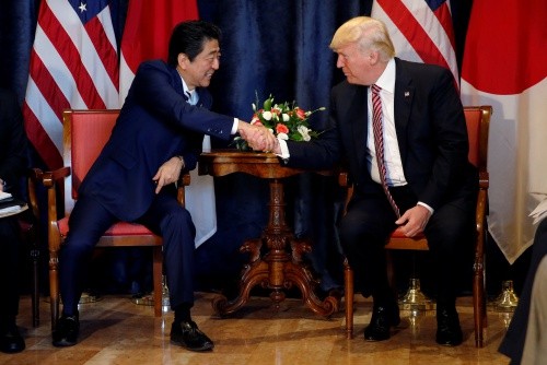 Thủ tướng Nhật Shinzo Abe và Tổng thống Mỹ Donald Trump trong cuộc gặp hôm qua. Ảnh:Reuters