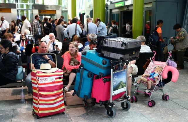 Hàng trăm hành khách mắc kẹt tại 2 sân bay lớn nhất London (Ảnh: Reuters)