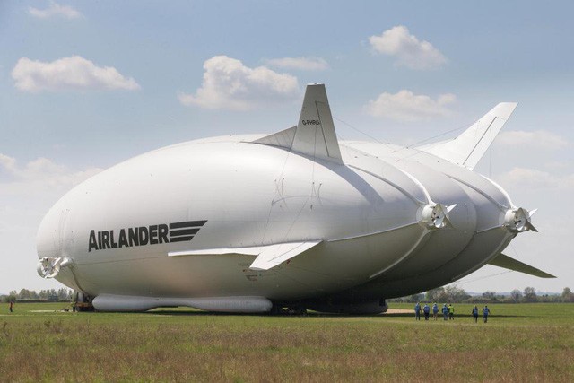 Phi thuyền Airlander 10 hiện là chiếc máy bay lớn nhất thế giới, đã rơi vào năm ngoái. (Nguồn: The Sun)