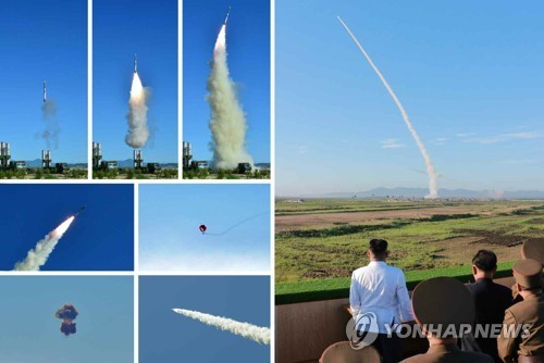 Nhà lãnh đạo Triều Tiên Kim Jong-un và các quan chức quân đội theo dõi một vụ thử hệ thống phòng không mới gần đây. (Ảnh: Yonhap)