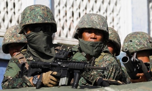Lính thủy đánh bộ Philippines chiến đấu chống phiến quân. Ảnh:Reuters