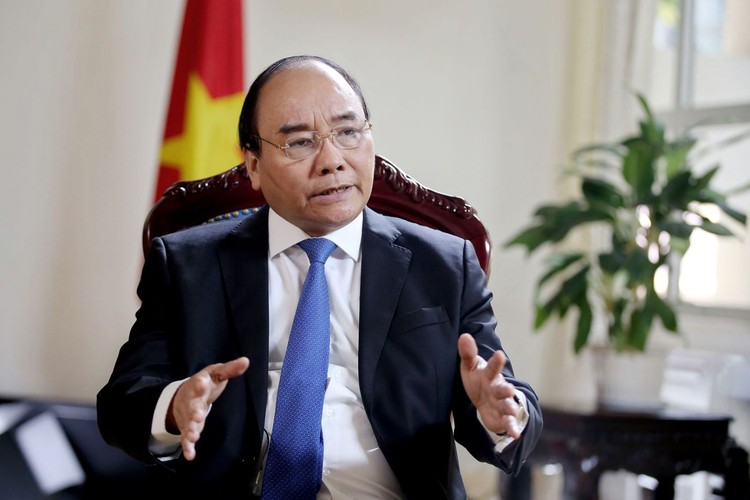 Thủ tướng Chính phủ Nguyễn Xuân Phúc trả lờiphỏng vấn hãng tin Bloomberg. Ảnh: VGP/Hải Minh