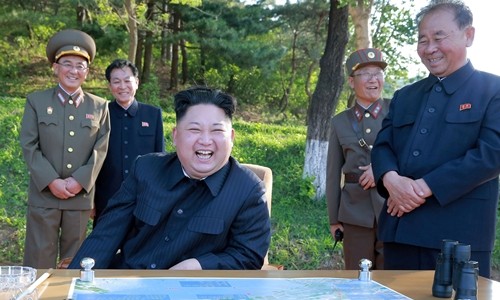 Nhà lãnh đạo Triều Tiên Kim Jong-un tươi cười khi giám sát vụ phóng thử tên lửa hôm 22/5. Ảnh:KCNA.