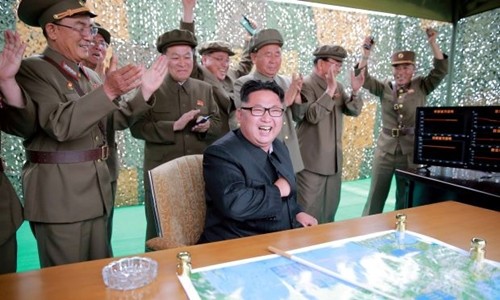 Nhà lãnh đạo Kim Jong-un và giới quân sự Triều Tiên. Ảnh:KCNA
