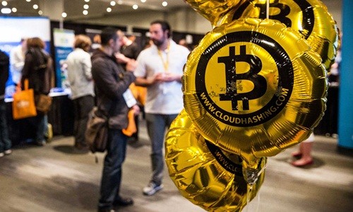 Bitcoin đang được nhà đầu tư châu Á ưa chuộng. Ảnh:AFP